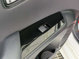 パワーウィンドウのスイッチですよ。運転席に居ながら窓を開け閉めのコントロールできます。