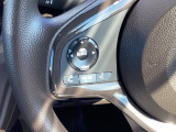 ステアリングにハンズフリー通話スイッチを装備。運転中でも手を離さずに通話操作ができるため、家族との連絡や急な電話にも安心して対応できます。