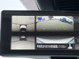 車両周囲を複数の視点から確認でき、駐車時や狭い場所での取り回しをサポートします。画面上のガイド表示も目安になり、周辺の安全確認に役立つ便利な装備です。