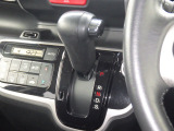 インパネシフトだから視線の移動も少なく足元もスッキリ♪運転席もゆったりしているのでゆとりを持ってドライブできますね!