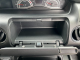 運転席側に小物入れがあります!!