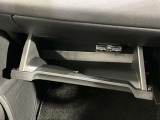 【グローブボックス】容器がせり出してくるバケットタイプ!一目で中身を把握でき、取り出しやすさにも優れます!