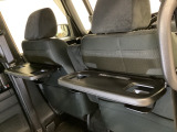 運転席・助手席の背もたれには、2列目シート用にカップホルダー付きの「格納式のシートバックテーブル」を装備しています。休憩時のちょっとした時間などカップを置いたり、小物置きに使えて便利です。