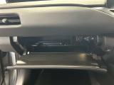 ちょっとしたところは収納ボックスにもなっています。車内はサイズも決まっているので、収納が少ないと思っているアナタ!ご安心ください。さまざまなところに収納が隠れているんです♪
