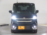ハロゲンより明るく、より遠くまでさらなる安心感のあるLEDヘッドライトを採用。点灯忘れも防止できるオートライトコントロール機構付きです。