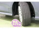 タイヤサイズ 185/60R15。タイヤ4本【新品】に交換してあります。 スタイリッシュなデザインのホイールキャップ付きスチールホイールを装着しています。