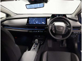 デザインもよく、居心地のよい運転席ですね。分かりやすいスイッチ類ですから操作もしやすく運転をサポートします。ぜひご来店いただき、実際にお座りいただいてステアリングを握ってみてください!