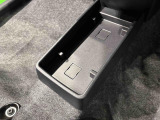 ティッシュ箱もぴったり収まるセンターフロアトレイ