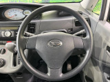 インテリアに合わせたデザインのステアリングは、運転される方のことも考え、運転しやすい形状、大きさです。是非一度、実際に触ってお確かめください。