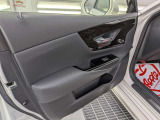 パワーウィンドウのスイッチですよ。運転席に居ながら窓を開け閉めのコントロールできます。