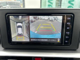 【パノラミックビューモニター】クルマを真上から見下ろした視点で駐車をサポートします。クルマの斜め後ろや真横など、いち早く障害物に気が付くことができます。