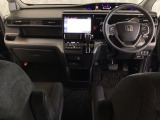 車内は光触媒抗菌消臭施工済です。スタイリッシュなデザインでスポーティなインパネ周りを演出します。グローブボックスやカップホルダーのほかにトレーなどたくさんの収納スペースが付いています。