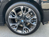 【BMWアロイホイール】軽量かつ強度に拘ったアロイホイール。走行性能ポテンシャルを引き出す設計。タイヤのサイドウォールが強化されたランフラットタイヤは、パンク時にタイヤがつぶれてもリムから外れません。
