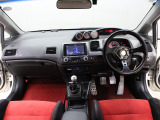 シンプルでスタイリッシュなインパネ周りです!飽きのこないデザインです。