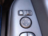 電動格納式ドアミラーです。自動格納コントローラー付きで、ドアロックすると閉じてエンジン始動で開きます。ドアロックの状態もひと目でわかります。