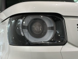 LEDヘッドライトは、点灯の瞬間から最大光量を発揮し、突然暗くなるトンネルなどでの安定感を高めます。