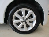 ■純正14インチアルミホイール。タイヤサイズは155/65R14です。【左右フロント:2024年1週 溝4mm。左右リヤ:2023年55週 溝4mm。】