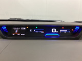 デジタル表示のスピードメーターとタコメーターを大きく配した見やすいメーター部になっています。左側のインフォメーション画面でオドメーターや燃費などの情報を確認できます。