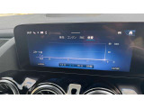 【コマンドシステム】センターのコントローラーとスイッチ類及び音声認識機能により、ナビゲーションやオーディオ&ビジュアル、車両設定等を安全に操作できます。また高精度ディスプレイを採用しています。