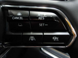 【MRCCマツダレーダークルーズコントロール】ミリ波レーダーで前方の走行車との車間距離を認識。自動追従走行を可能にしています。