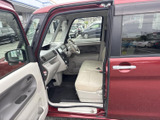 運転席まわりは明るい色合いで統一され、足元にもゆとりを感じられる空間です。シートに腰掛けた際の視界が広く、乗り降りのしやすさも日常使いでうれしいポイントです。