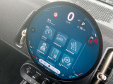 直径240mmの円形有機ELセンター・ディスプレイと、MINI インテリジェント・パーソナル・アシスタントを、あなたの声でコントロール。あなたの気持ちに寄り添ったドライビング体験をお愉しみいただけます。