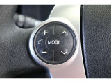 運転中にステアリングから手を離さなくてもオーディオ操作が出来るスイッチを装備しています。走行中に視線を逸らさず出来る手元操作は安全運転につながります。