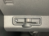 ハンドルの左下にETCがついています。高速道路の料金所の通過も楽々です。 カードの取り出しもしやすい場所についています。