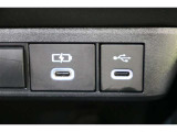 Type-Cのデータ通信/給電用USBポートと、給電用USBポートが装備されています。車内にあると便利なアイテムですね!