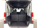 開口部も広く荷物の積み下ろしもしやすいお車となっております。4人乗りでも充分な荷室のスペースがあります。シートの背もたれは5:5の割合で分割して可倒できるので、長いお荷物などを載せることもできます。