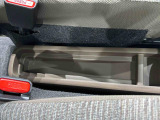 バッグなどが手近に収まるセンターコンソールトレイ♪
