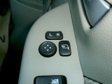 電動格納式ミラーなので、対向車などとのすれ違い時にも便利です。
