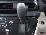 CVT(無断変速機)採用で滑らかな加速が出来ます! インパネシフトなので足元も広々です☆