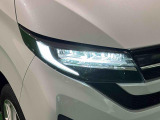 対象物が見やすく白く明るい光で夜間走行をサポートする,ハンドル操作や「R」シフトに連動するサイドビューランプ付きフルLEDヘッドランプ(クリアランスランプ・オートレベリング機能付)を搭載