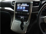 【HDDナビ】8インチHDDナビ+電動開閉後席モニターほか5.1chサウンドシステムと、車内18個のスピーカー、フルセグTV、ブルートゥース機能など多彩な機能が満載です!