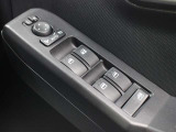 運転席からも操作可能な全席パワーウィンドウが装備されています。