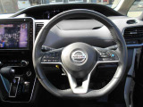 ステアリングハンドルです。オーディオコントロールスイッチが付いて運転中でも手元でオーディオの操作が出来て便利ですよ。