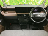 運転席から助手席まで見渡しやすいレイアウトで、前方の視界もすっきり。幅広く感じられるダッシュボードと落ち着いた色合いが、日々の乗車時に心地よく過ごせる空間をつくります。