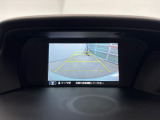 後退時に車両の後ろ側をモニター画面に表示します。車庫入れが苦手な人もこれで安心♪