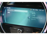 もはやMINI標準搭載とも言える、デザインアイコンの一つでもあるカーナビは各種設定から情報、マルチメディアまで、可愛らしい見てくれで多機能な装備の一つです。