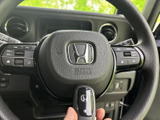 手元にはオーディオや各種機能に関するスイッチが配置され、視線を大きく外さず操作しやすい構成です。機能表示も見分けやすく、日常使いに便利です。