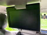 【フリップダウンモニター】大画面モニターで後席でもエンタメをお楽しみいただけます。小さなお子様にも大人気の装備です♪