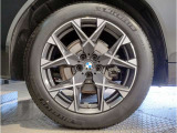 【BMWアロイホイル】軽量かつ強度に拘ったアロイホイル。走行性能ポテンシャルを引き出す設計。車の足元を引き締めてくれる大きなポイントはアロイホイルです。