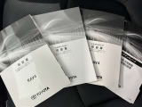 メンテナンスノート、取扱説明書です。 その車の整備記録が事細やかに記録されています。 車が生まれてから今までどのような道を歩んできたのか判るとても重要な物ですよ。