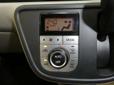 左右独立温度コントロールフルオートエアコンです。運転席、助手席それぞれで独立して温度設定ができます。冷え性の方が乗っても安心ですね♪