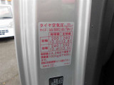 タイヤ標準サイズは「145/80R12」です。