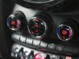 【Wエアコン】運転席と助手席別々の温度調整が可能!