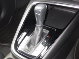 手に馴染むフロアシフトで、運転がさらに直感的で快適に。スタイリッシュなデザインとスムーズな操作感が、毎日のドライブをもっと楽しくします