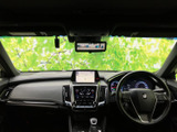 運転席から前方を見渡しやすいレイアウトで、メーターや画面の位置も自然に目に入ります。シートには身体を預けやすく、落ち着いた色調の室内とあわせて、毎日の移動を快適にサポートします。