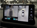 ◆マルチビューカメラシステム◆運転席から見づらい前後左右を、ナビ画面の映像で確認。見通しの悪い交差点や狭い道でのすれ違い、駐車などをサポートします。